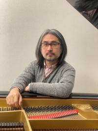 ジャズピアノ教室講師 中山　豪人（なかやま　ひでと） 中山先生に質問してみました♪ Q.楽器を始めたきっかけは？A.高校生の頃からFMラジオやCDでUKロックやスウェディシュポップや当時流行りの洋楽を聴くのが好きで、そのうち自分でも音楽を作ってみたくなりシーケンサー付きのシンセを購入した事がきっかけ […]
