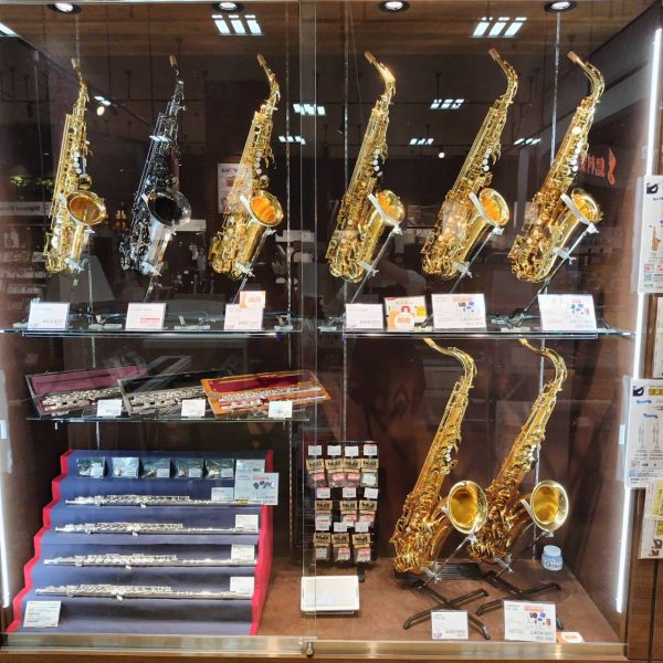 サックス・フルートも多数展示中！<br />
<br />
