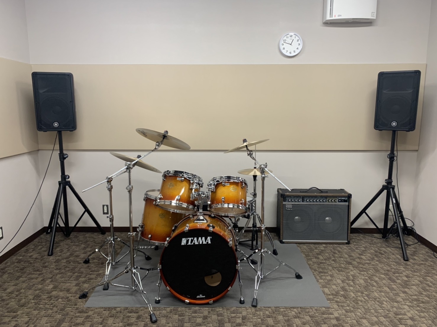 音楽スタジオ（レンタルスタジオ）ご利用いただけます アンプ、PA、ドラムセットが完備され、バンド単位、あるいは個人での、楽器演奏・練習・音合わせ等が可能なスタジオと、グランドピアノ設置のお部屋がございます。 グループ・個人でご利用いただけるスタジオ M1をご利用の方は、Web、またはお電話、店頭にて […]