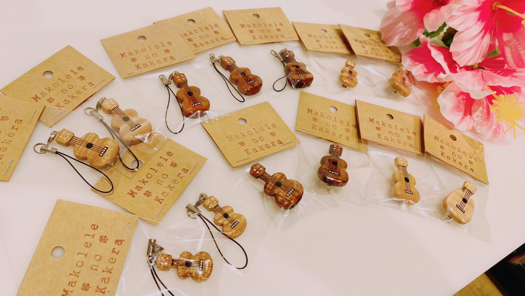 島村楽器水戸マイム店に続き、大人気マコレレのカケラがお店に入りました！ CONTENTSマコレレとは？平野さんとマコレレのカケラ納品記念撮影マコレレのカケラたちマコレレとは？ ウクレレ工房「マコレレハンドクラフト」 代表 平野 誠 茨城県日立市森山町2-1-17 2009年10月にデイジーどぶゆき氏 […]