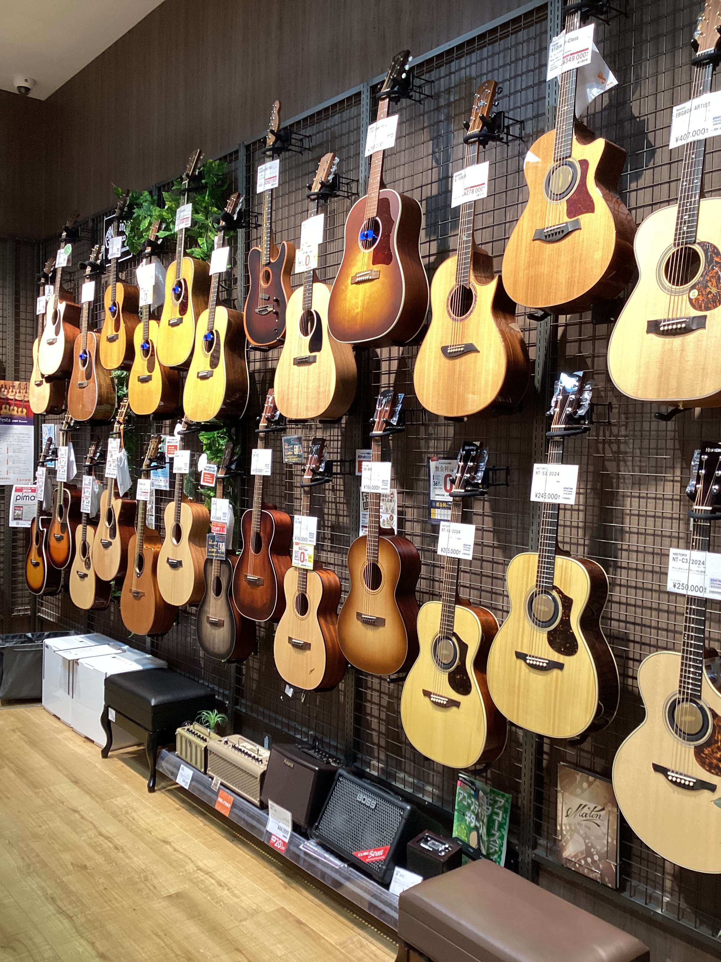 こんにちは！最近アコースティックギター担当になりました深澤です！今回は今お店で訳アリ特価にて販売しているアコースティックギターをご紹介いたします！ 私がご案内します♪ CONTENTS展示品特価のギター紹介5年間安心の保証もございますギター教室も開講中！お問い合わせ展示品特価のギター紹介 D-41  […]