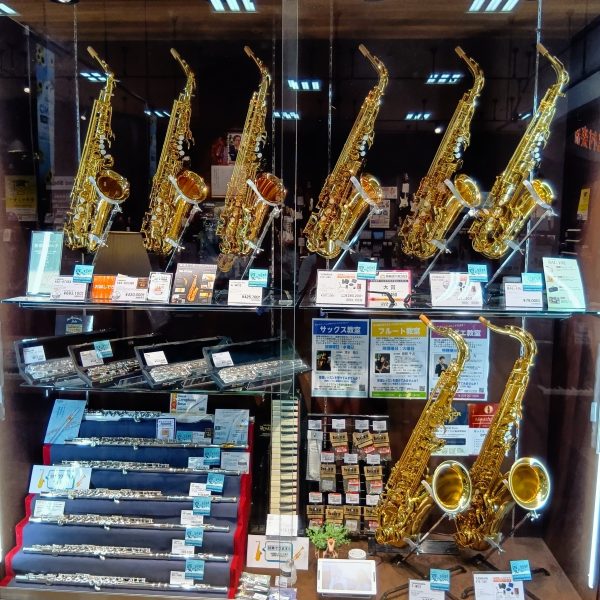 サックス・フルートも多数展示中！
