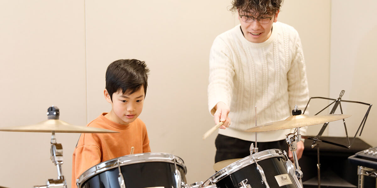 *ドラムレッスンのご紹介 **ドラムのレッスンってどんなもの？ ドラム科は4～5歳から大人の方まで楽しんでいただけるコースです。 お子様は体のサイズに合ったミニドラムを使用して無理なく楽器に触れながら、音楽の基礎やリズムも習得していきます。]]2本のバチを叩いて存分なボリュームを楽しめるドラムはお子 [&hellip;]