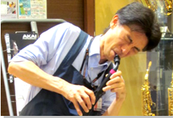 スタッフ写真 管楽器・管楽器アクセサリー担当、管楽器シニアアドバイザー 山下