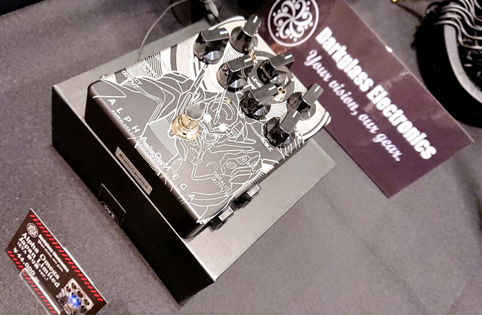 人気モデル Darkglass Electronics ”Alpha Omega” の日本限定特別仕様モデルが入荷しました。]]オリジナルのブラック筐体に「ヱヴァンゲリヲン新劇場版：破」よりピックアップした初号機の名シーンをレーザー刻印でデザインしています。]]筐体のエッジにまで刻印されたデザインや […]