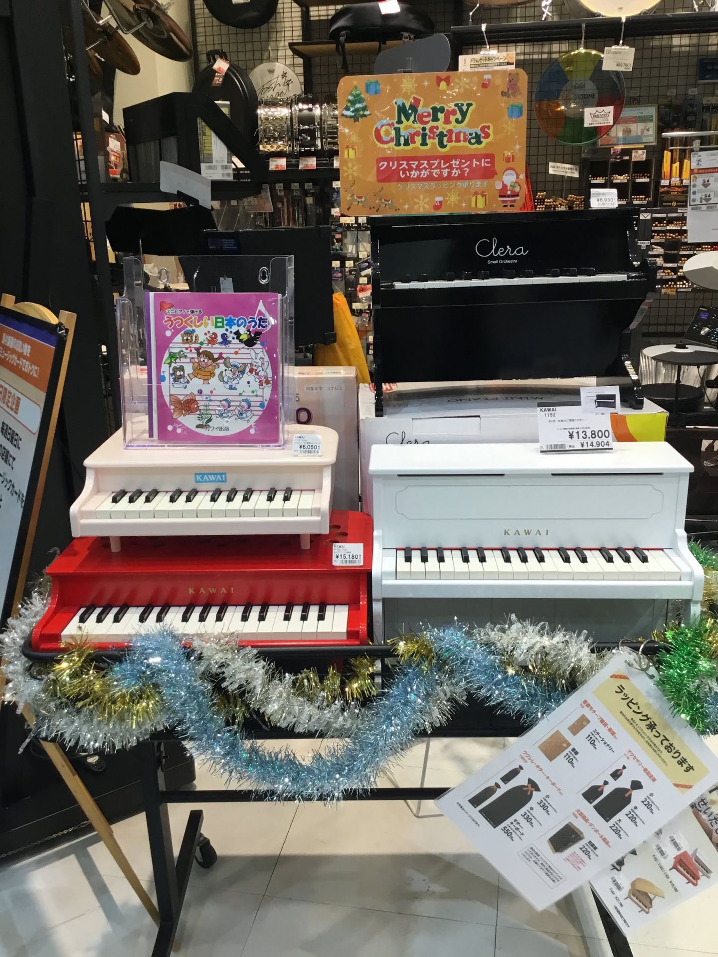 [!!島村楽器では11/1からクリスマスフェアを実施しております。おすすめのミニピアノをご準備して、皆様のお越しをお待ちしております。ぜひご来店くださいませ！!!] ・ポリスチレン樹脂製の本体で25鍵のピアノのおもちゃで、根強い人気を誇る製品です。 金属パイプを使用した音源部は、ほとんど音程に狂いが […]