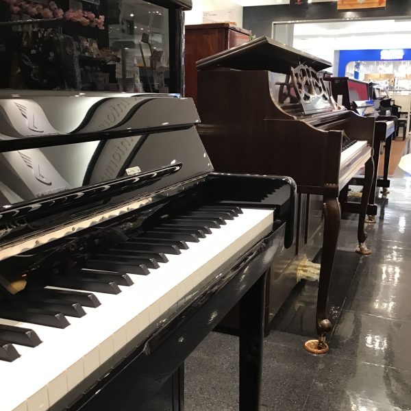 新品・中古のアップライトピアノを常時展示しております。グランドピアノのお取り扱いもございます。