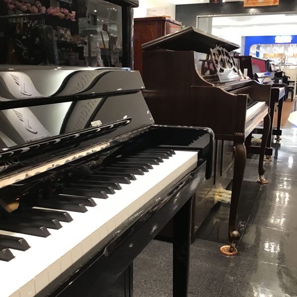 新品・中古のアップライトピアノを常時展示しております。グランドピアノのお取り扱いもございます。<br />
※展示がなくても取り扱いが可能なモデルも多数ございます。お気軽にお問い合わせください。