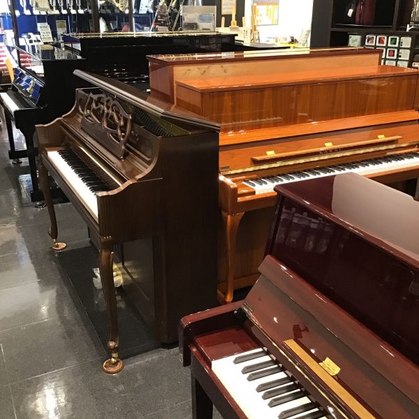 定番の黒鏡面から木目の映えるインテリアピアノまで幅広く展示。専門のスタッフが楽器選びから購入後までサポートいたします。
