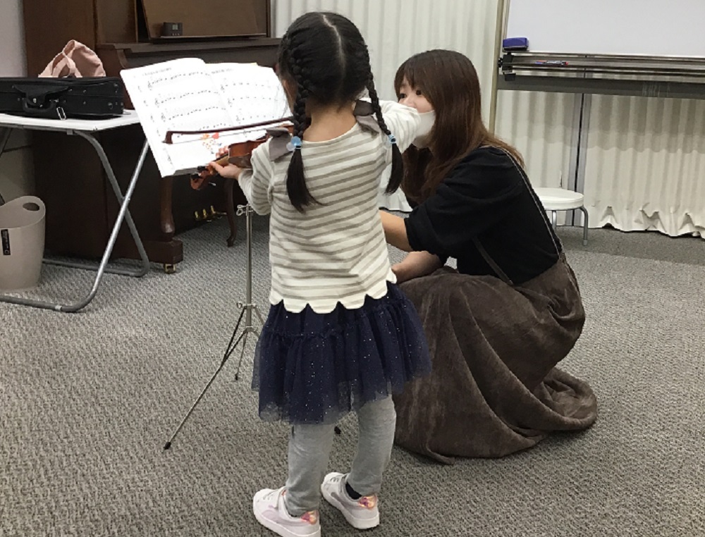 CONTENTSヴァイオリン教室レッスンのご紹介講師紹介1の指（人差し指））の練習応用曲の練習スタッカートの練習宿題も頑張ります！今日のレッスンもよくできました！💮保護者様にもお話を伺いました。お問い合わせ・体験レッスン予約ヴァイオリン教室レッスンのご紹介 皆さまこんにちは！宮﨑店スタッフの山下です […]