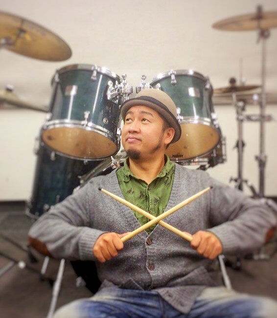 島村楽器では様々な楽器の音楽教室を展開しています。本日はその中からドラムレッスンのご紹介です♪ CONTENTS衛藤 和洋（えとう かずひろ）　開講曜日：月・火ドラム科のグループレッスンコース概要お問い合わせ・アクセス衛藤 和洋（えとう かずひろ）　開講曜日：月・火 ドラム科のグループレッスン 小学 […]