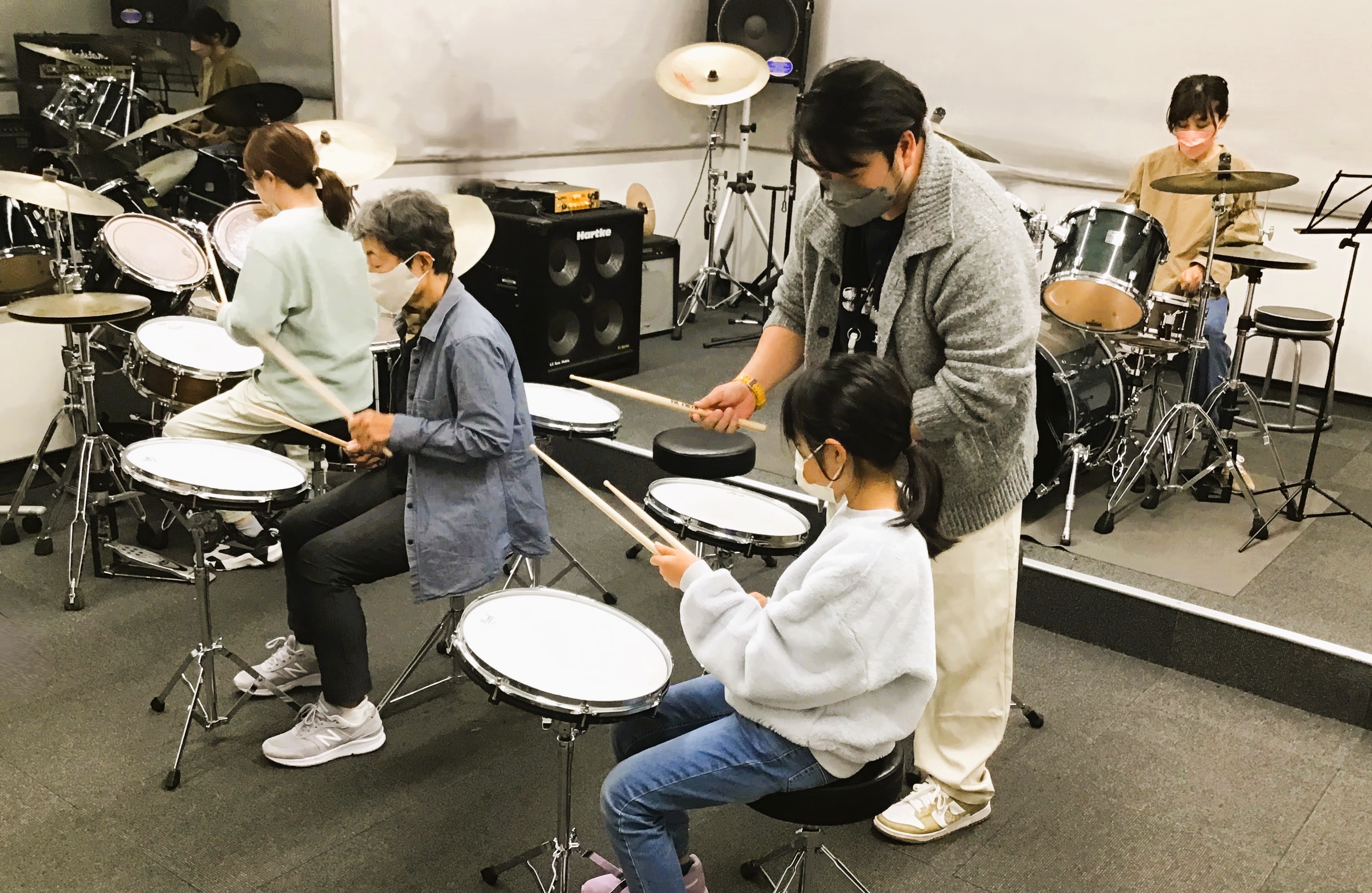 島村楽器では様々な楽器の音楽教室を開講しております。今回はドラムのグループレッスンについてご紹介いたします♪ CONTENTS講師のご紹介ドラム科のグループレッスンコース概要お問い合わせ講師のご紹介 ドラム科のグループレッスン 小学生のお子様からご年配の方まで幅広い年代の生徒様がグループレッスンで一 [&hellip;]