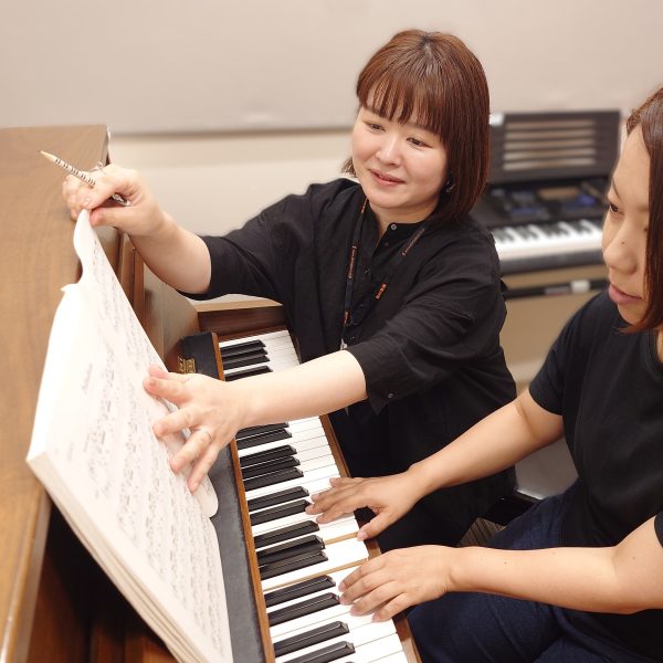 【その3】ペダルを使ってみよう！<br />
演奏を華やかにしたり、雰囲気を盛り上げたりすることのできるペダルの使い方を学びます。
