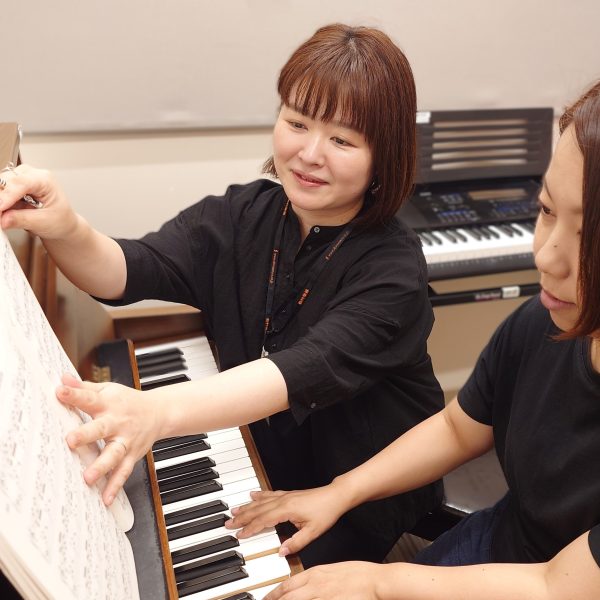 ◆ペダルを使ってみよう！<br />
演奏を華やかにしたり、雰囲気を盛り上げたりすることのできるペダルの使い方を学びます。