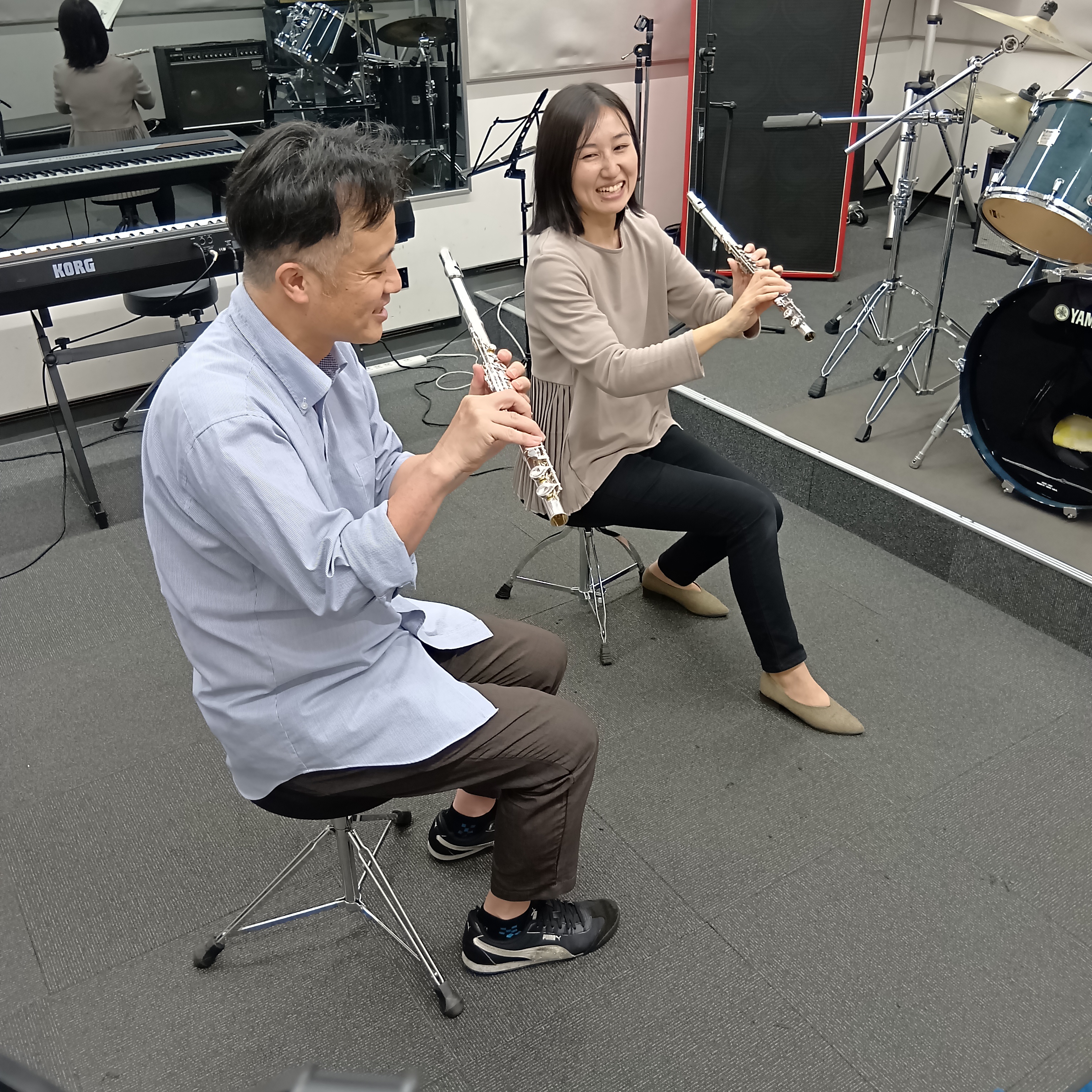 今回は、フルート未経験のスタッフ 井上（いのうえ）が、上森先生の体験レッスンを受けてみました。レッスンを受けてみたいけど、ちょっと躊躇している皆さんに、一歩が踏み出して頂ければいいなと思っています。さて、レッスン内容です！ CONTENTS講師紹介さっそく体験レッスン受けてみました。いよいよ音出しし […]