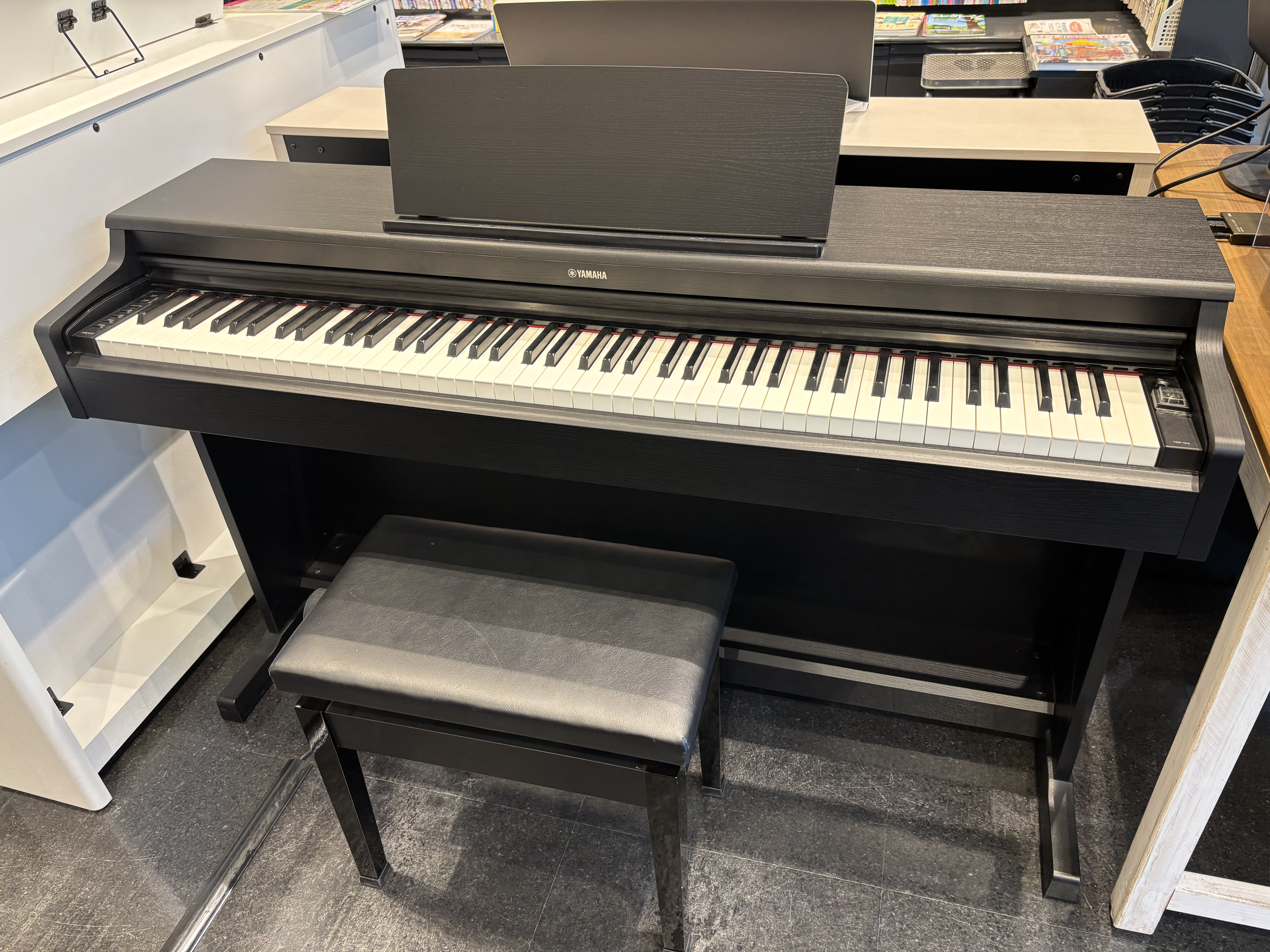 電子ピアノ（新品・展示特価品）YDP-165