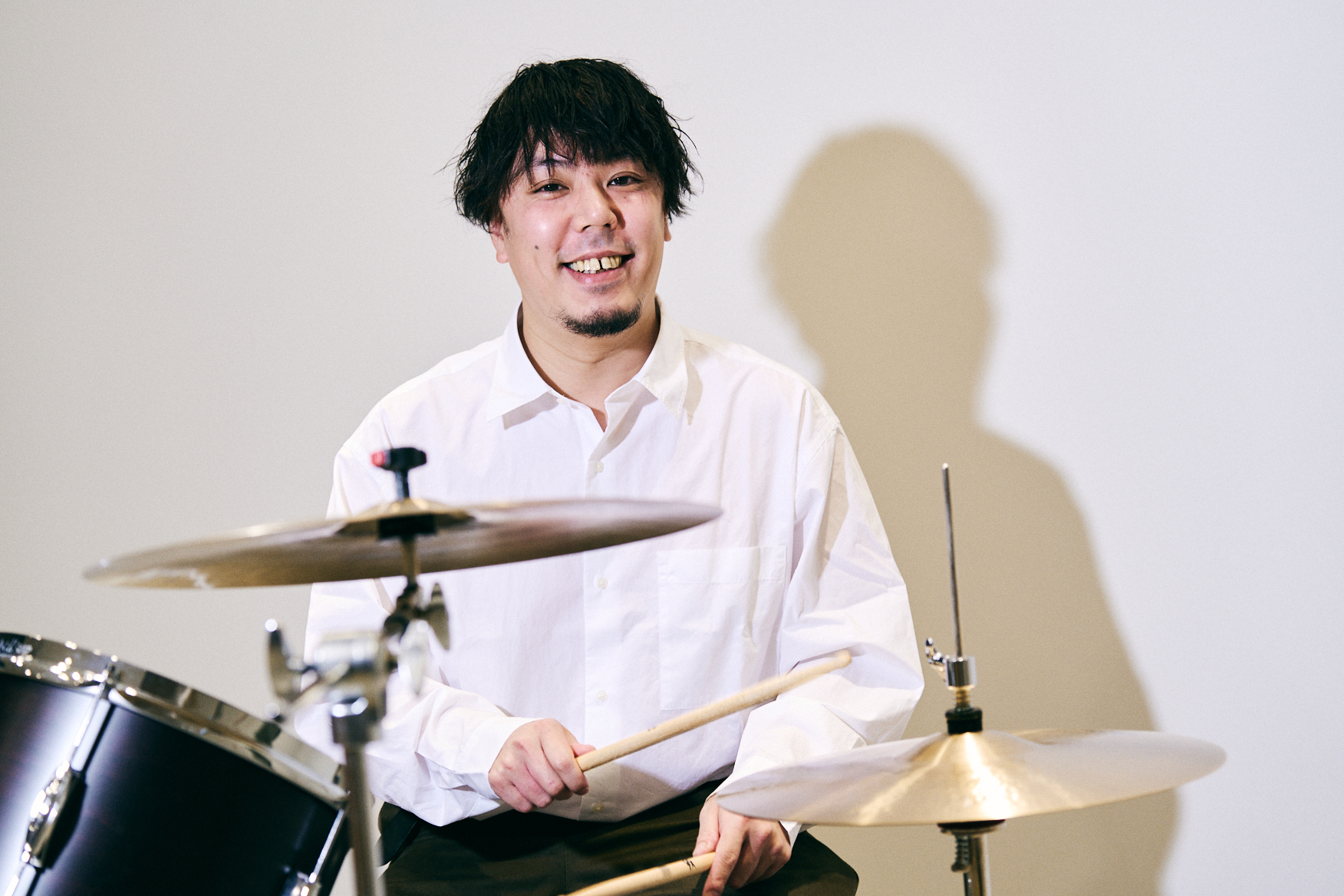 佐藤先生にインタビューしてみました！ Q1. ドラムの魅力は何ですか？ 叩けばすぐ音が出て、音楽に合わせて叩くとすごく楽しいです。ストレス解消になるし、リズム感も養われます。 Q2. 先生がレッスンで工夫されていることはなんですか？  生徒さんのやりたい曲、好きな曲をやれるように簡単にした […]