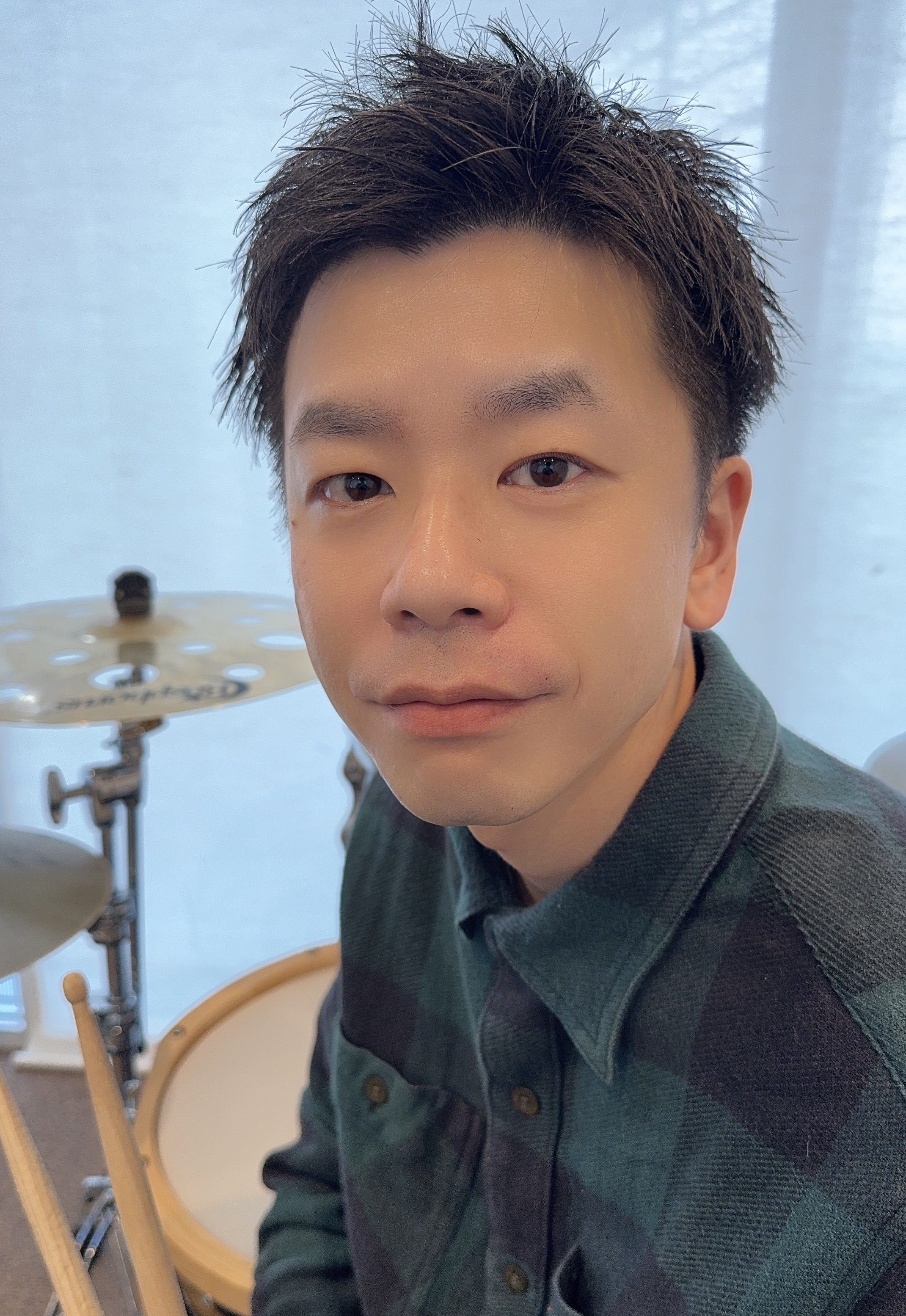 菊池先生にインタビューしてみました！ Q1. ドラムの魅力は何ですか？ ドラムはバンド内において、まるで指導者になったように、アンサンブルをリードしたりコントロールできる楽しい楽器です。 Q2. 先生がレッスンで工夫されていることはなんですか？  独学では身に付きにくい基礎をじっくりレッス […]