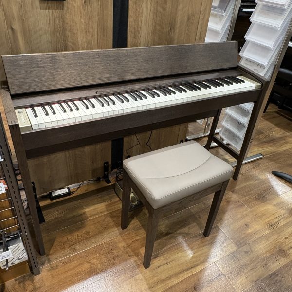 【KF-25】<br />
販売価格　￥495,000(税込)<br />
※島村楽器専売モデル<br />
<br />
カリモク家具×Roland コラボレーションモデル。国内家具トップメーカー、カリモク家具のデザイナーによってデザインされた天然木ならではの質感や、直線基調の端正なデザインと、上質感漂う「スモークドオーク色」が魅力のモデル。<br />
ピアノとしても前モデルよりもグレードアップしており、見た目・スペックとも満足できる1台となっております。
