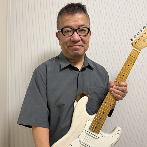 講師名：長野 剛　(ながの ごう)<br />
曜日：日<br />
担当コース：エレキギター