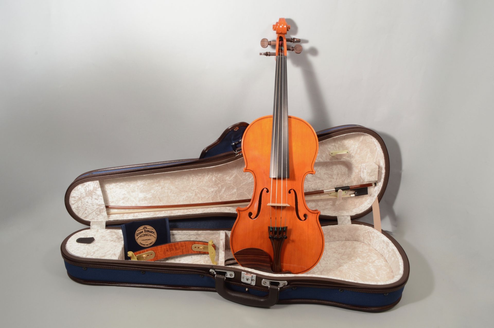 *葉加瀬太郎シグネイチャーモデル「Antonio Tarontino」2018年12月8日（土）新発売！ 日本を代表するヴァイオリニスト：葉加瀬太郎が、これからヴァイオリンをはじめる方に徹底的に寄り添ったバイオリンセットを実現。]]バイオリン本体の木材の選定・板の厚み・ネックの太さから、付属の弓・弦 […]