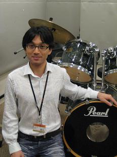 徳永　康之(とくなが　やすゆき)　開講曜日：水曜日<br />
<br />
【プロフィール】<br />
音楽教室を営む家庭に生まれ、リトミックをスタート 高校入学とともに、ドラムをはじめる ハードロック、ビックバンドジャズ、コンテンポラリージャズ、ポップスと様々なジャンルの演奏を経験 それぞれの方に適切なカリキュラムや教材の作成・選択が最近のテーマ 慶応義塾大学哲学科卒業後、バークリー音楽院に留学 斉藤純、Dave Dicensoの各氏に師事 キッズドラム科研修担当、およびテキスト作成監修 保育士、一児の父<br />
<br />
【メッセージ】<br />
まずは楽しい時間を過ごし、その中で基礎技術もレパートリーも叩けるようになっている。 くりかえしですが、それを目指しています。 ぜひぜひ、好きな音楽のことやレッスンへのご要望など、いろいろお話しいただけるとうれしいです！ 僕自身これからずっと音楽を楽しんでいたいと思っています！ レッスンでお待ちしております！