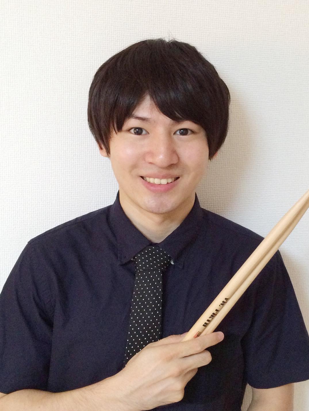 馬場　誠人(ばば　まさと)　開講曜日：木曜日<br />
<br />
【プロフィール】<br />
京都府生まれ。中学3年よりドラムを始める。立命館大学中退後ヤマハ音楽院大阪にて金子敏男氏、"手数王"菅沼孝三氏に師事し、音楽院卒業後は黒人ジャズドラマーLally Marshall氏、渕雅隆氏に師事。現在デスポップバンド"キバオブアキバ"でも活動中。Zildjianシンバルエンドーサー。<br />
<br />
【メッセージ】<br />
はじめての方から経験者の方までニーズに合ったレッスンを心がけております。