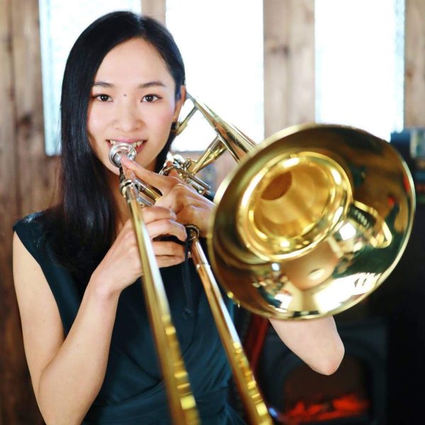 柳澤千華(やなぎさわちか)　<br />
国立音楽大学卒業、元北九州市消防音楽隊。<br />
第22回浜松国際管楽器アカデミー終了。<br />
現在はフリー奏者として、ライブ・レコーディング・サポート等幅広いジャンルの演奏活動を行う。教員免許所持。<br />
トロンボーンは中学生から始めました。クラシック・ジャズ・ポップスと多ジャンルの対応ができます。<br />
初心者へのレッスンが得意です！<br />
開講曜日:火曜日