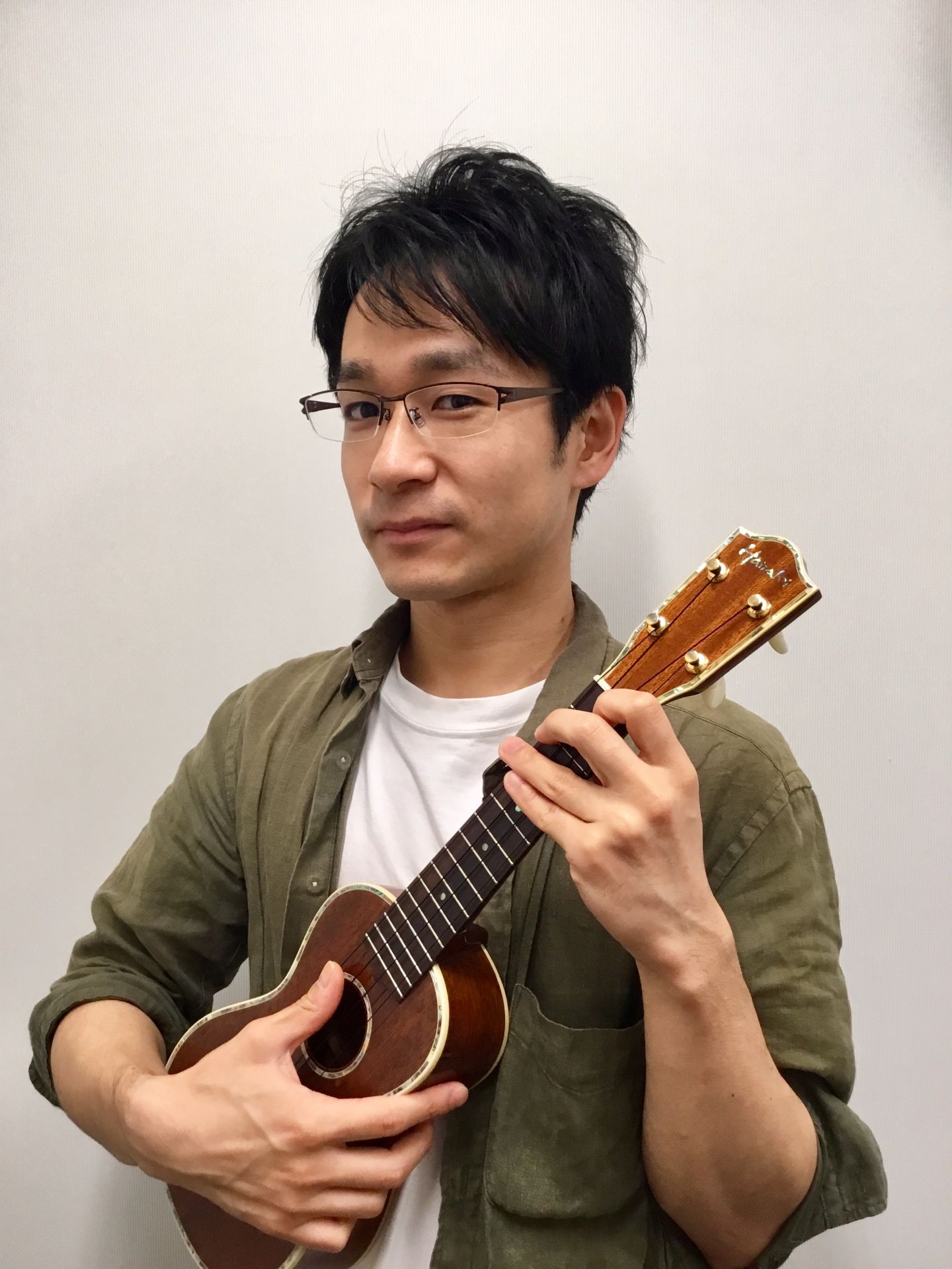 須田　信治<br />
1988年神奈川県生まれ。<br />
B’zや押尾コータローに憧れてギターを始め、ジェイクシマブクロを見てウクレレを始める。<br />
2011年洗足学園音楽大学ジャズコース卒業。2012年より講師を始める。<br />
埼玉を中心に演奏家としても活動中。<br />
好きなものは写真と読書。<br />
開講曜日:土曜日
