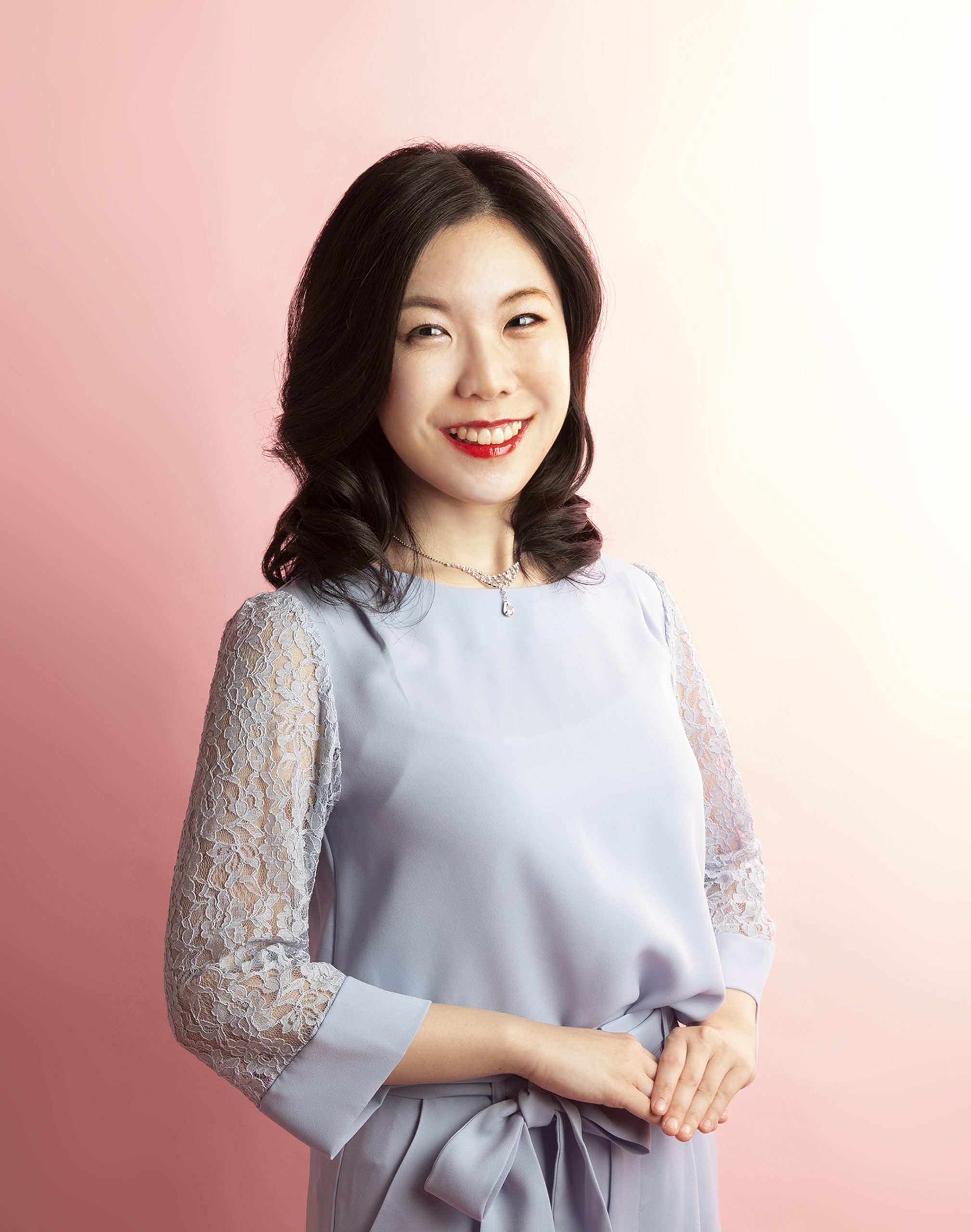 中村　英里奈(なかむら　えりな)　 開講曜日：火曜日・日曜日<br />
<br />
【プロフィール】<br />
幼少の頃からヤマハ音楽教室Jr.専門コースに在籍しピアノを学び、JOCフロアコンサートやコンクールにも多数出場。<br />
ヤマハ音楽能力検定指導グレード3級、ピアノ演奏グレード4級を取得。<br />
千葉県立津田沼高等学校音楽コースを卒業。<br />
東京音楽大学声楽演奏家コース卒業、同大学院声楽専攻オペラ研究領域修士課程修了。<br />
ピアノを越村紅氏に師事。<br />
<br />
【メッセージ】<br />
ピアノは「ひとりオーケストラ」です！ 様々な音の響きを自分1人で表現できます。もちろん、他の楽器との共演も楽しいですよ！ <br />
憧れのあの曲が弾けた時、自分の思ったとおりの音が出せた時の感動は言葉では言い表せません。