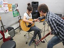 【動画】ギター教室でレッスンを楽しみましょう！