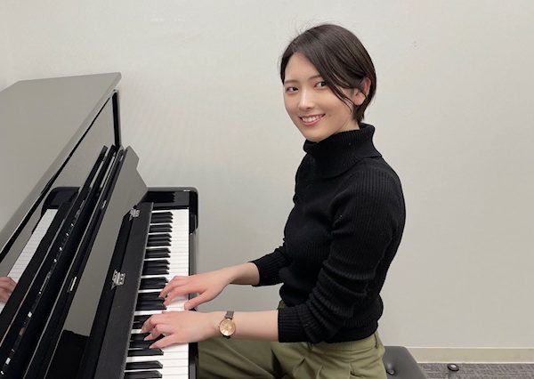 相谷　真裕子(月・火・水・土・日)<br />
洗足学園音楽大学音楽学部ピアノコース卒業。<br />
第67回福山音楽コンクール専門委員長賞受賞。<br />
第16回ショパン国際ピアノコンクールin ASIA広島地区大会高校生部門奨励賞受賞。<br />
第6回ヨーロッパ国際ピアノコンクールin japan全国大会ジュニア特級高校生の部ディプロマ賞受賞。<br />
2019年洗足学園音楽大学「ピアノコース特別選抜演奏者」認定。<br />
ヤマハピアノ演奏グレード・指導グレードともに5級取得。<br />
これまでにピアノを荒木ゆう子、江崎昌子各氏に師事。<br />
