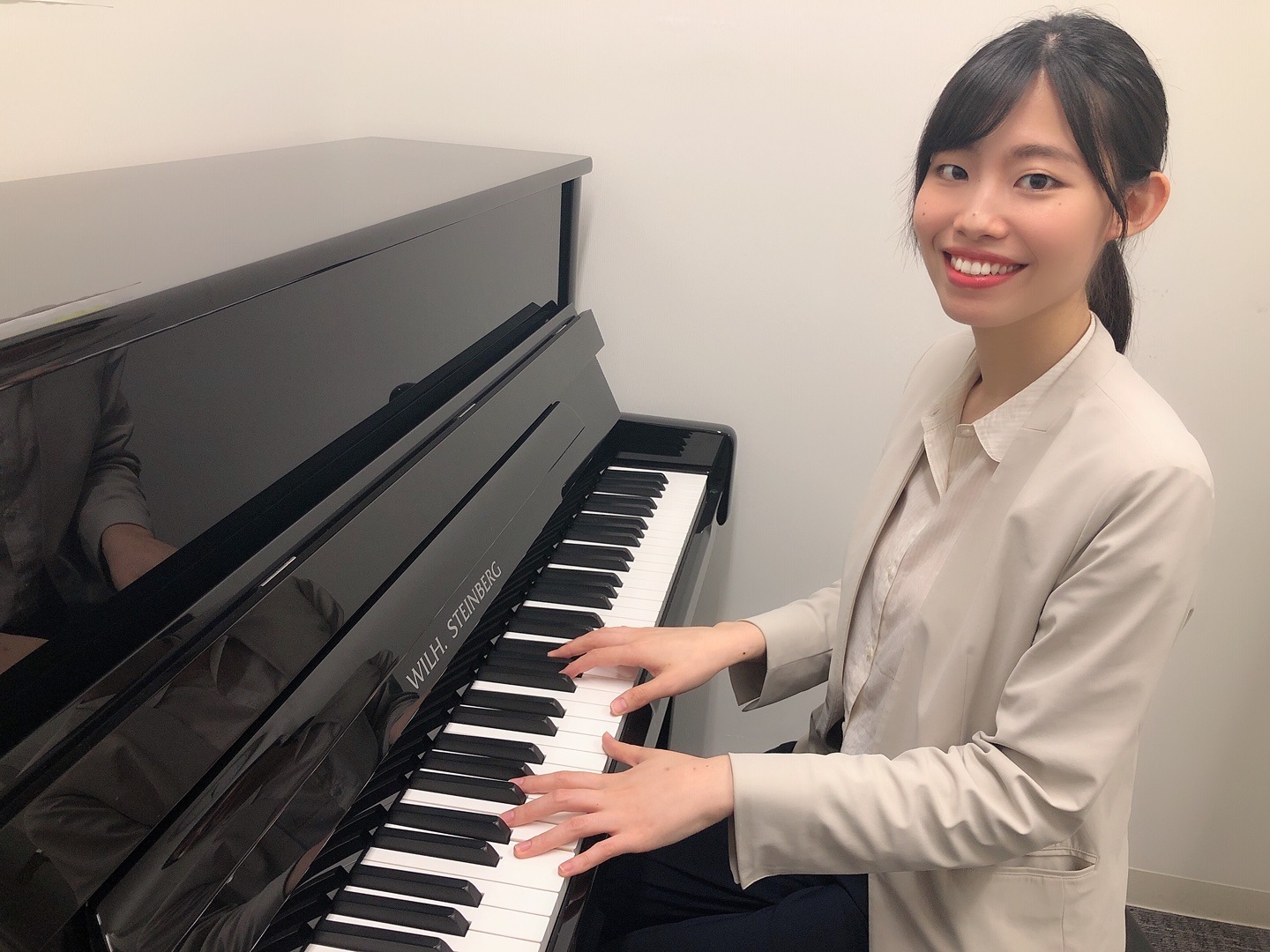 桐朋学園大学音楽学部音楽学科ピアノ専攻卒業。<br />
これまでに山川由希子、若尾佳代、今井彩子の各氏に師事。<br />
第1回ジュラ・キシュ国際ピアノコンクール審査員特別賞受賞。<br />
第6回エレーナ・リヒテル国際ピアノコンクール奨励賞受賞。<br />
2015年、NPO法人シアタープランニングネットワークが実施した「Hospital Theatre Project2015」において、子どもたちに演劇的体験を届ける活動にピアニストとして参加。これまでに東京都の市立中学校で、合唱部の伴奏を務める。<br />
中学校・高等学校教諭一種免許状（音楽）取得。