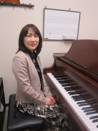 濱田　伊津子（はまだ　いつこ）<br />
国立音楽大学器楽科ピアノ専攻卒業。<br />
これまでに田口順子、近藤孝子、ウラジミール竹之内、玉澤敬子、<br />
各氏に師事。コーラス団体、声楽等の伴奏を務める。<br />
開講曜日:水曜日・金曜日