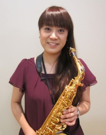 平賀　美樹（ひらが　みき）<br />
洗足学園音楽大学卒業、東京藝術大学音楽学部別科修了後、渡仏。<br />
パリ市立10区音楽院及びセルジー・ポントワーズ国立音楽院を<br />
審査員全員一致の1等賞で修了。<br />
ピカルディー・ヨーロピアン音楽コンクール名誉1等賞、<br />
UFAMパリ国際音楽コンクール1等賞及びアドルフサックスコンクール(L'Hay-les Roses)第2位。<br />
第3回アドルフサックス国際コンクール(ベルギー/ディナン)セミファイナリスト。<br />
2004年パリ郊外にて初リサイタルを開催し、同年12月に帰国。<br />
現在、フリープレイヤーとしてソロ、アンサンブルやオーケストラ、吹奏楽団のエキストラなどで活躍する傍ら、<br />
音楽教室や中・高等学校吹奏楽部サクソフォンの講師としても後進の指導にあたる。<br />
サクソフォーン五重奏団「Quintet CIRC」、<br />
8名の女性サクソフォニストにより結成されたアンサンブル「Ensemble Otto Voci」、<br />
2009年12月に結成された「Saxophone Quartet athena」バリトンサクソフォン奏者。<br />
サクソフォンを冨岡和男、池上政人、新井靖志、栃尾克樹、J.Y.Fourmeauの各氏に師事。<br />
開講曜日:月・水曜日