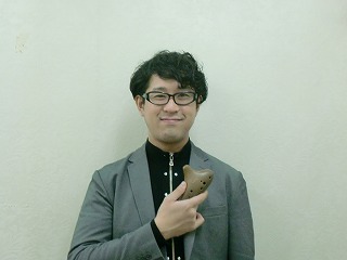 江藤弘憲(えとうひろのり)<br />
洗足学園音楽大学在学中より、オカリナでの演奏活動を開始する。<br />
現在も、都内外のホールやイベントなどでの演奏活動を行う。<br />
オカリナを中心とした小編成楽団『骨董書店』を主宰。<br />
開講曜日:火曜日