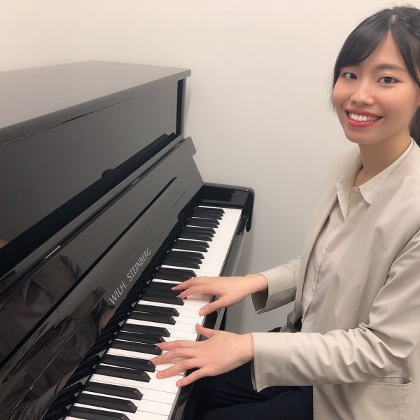 木村美沙子<br />
桐朋学園大学音楽学部音楽学科ピアノ専攻卒業。<br />
これまでに山川由希子、若尾佳代、今井彩子の各氏に師事。<br />
第1回ジュラ・キシュ国際ピアノコンクール審査員特別賞受賞。<br />
2015年、NPO法人シアタープランニングネットワークが実施した<br />
「Hospital Theatre Project2015」において、子どもたちに演劇的体験を届ける活動にピアニストとして参加。<br />
これまでに東京都の市立中学校で、合唱部の伴奏を務める。<br />
中学校・高等学校教諭一種免許状（音楽）取得。<br />
開講曜日:水曜日・木曜日・金曜日・土曜日・日曜日