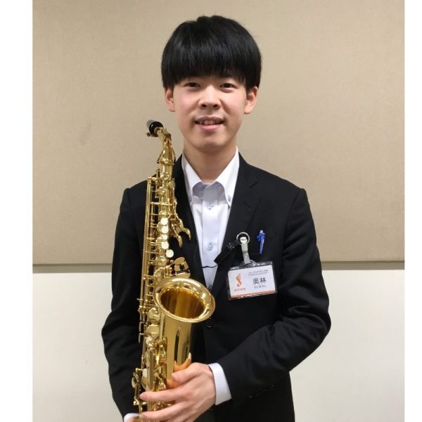 奥林　佑也（おくばやし　ゆうや）<br />
岡山県倉敷市出身。洗足学園音楽大学ジャズコース卒業。ジャズサックスを佐藤達哉氏、Bob Zung氏に師事。<br />
平野公崇氏の即興演奏クラスを受講。同氏の主宰する演奏会に学内代表として出演。<br />
ジャズ、フュージョン等のジャンルを得意とし、幅広く演奏している。また作曲やホーンアレンジまで手掛ける。<br />
開講曜日:水曜日・木曜日・金曜日・土曜日・日曜日