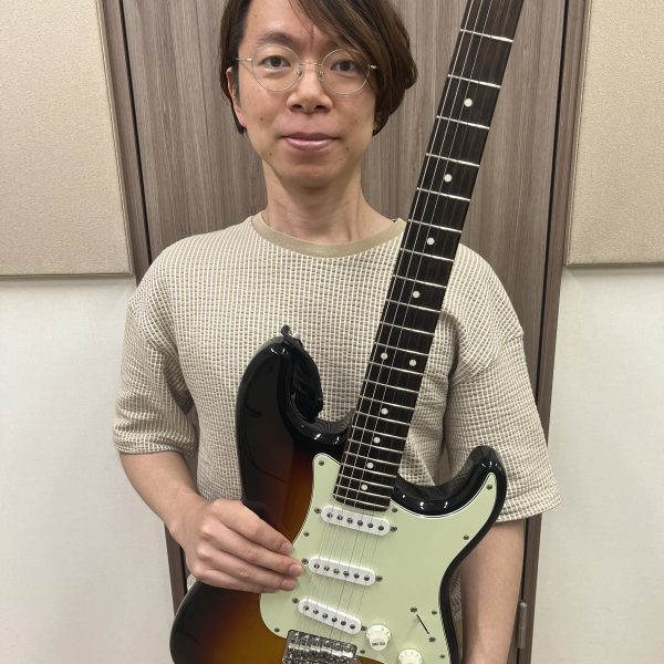 堀江　洋賀(ほりえ　ひろよし)　開講曜日：火曜日<br />
<br />
【プロフィール】<br />
2歳よりロックギター、ドラムを始める。 17歳でジャズに目覚め、ライブやイベント等の演奏を年間200本近く行う。 ジャズ、ポップス、ブラジル音楽のライブが中心。 その他レコーディング、ツアーサポート等。<br />
<br />
【メッセージ】<br />
ギターは主役もできますし、支える側の脇役もできます。 ジャンルも本当に色々できる懐の深い楽器だと思うので、 それぞれの好みや性格に合った楽しみ方ができると思います！