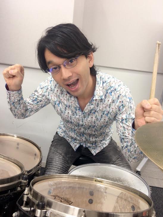徳永　康之（とくなが やすゆき）　担当曜日:水曜日 講師プロフィール音楽教室をいとなむ家庭に生まれ、リトミックからスタート。高校入学とともにドラムをはじめ、ハードロック、ビックバンドジャズ、コンテンポラリージャズ、ポップスと演奏経験を広げる。平原まことさんや数原晋さん、Dennis Rollinsさ […]