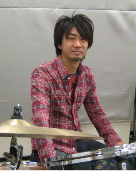 河中　照一（かわなか　てるかず）　担当曜日:土曜日 講師プロフィール18歳の時、ナイトクラブのバンドマンとして活動を開始。その後、野呂一生（CASIOPEA）とのレコーディングや各アーティストのツアーサポート、ゲーム音楽、CM音楽、ドラマ出演等々、活動の幅は広い。 河中照一先生へインタビュー 指導コ […]