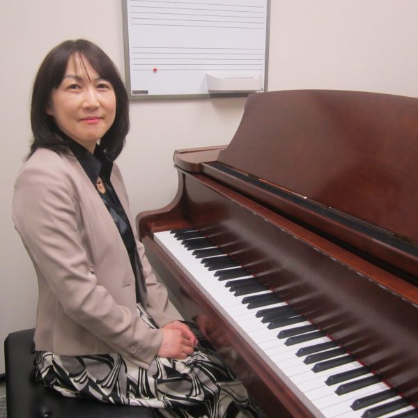 濱田　伊津子(はまだ　いつこ)　開講曜日：水曜日・金曜日<br />
<br />
【プロフィール】<br />
国立音楽大学ピアノ科卒業。卒業後は後進の指導にあたる一方、声楽・コーラス等の伴奏やクラシックに限らない演奏活動を行う。<br />
<br />
【メッセージ】<br />
ピアノは一台で様々な音が出せ、オーケストラまで広がる楽器です。 音楽とのふれあい、一緒にピアノを楽しみませんか