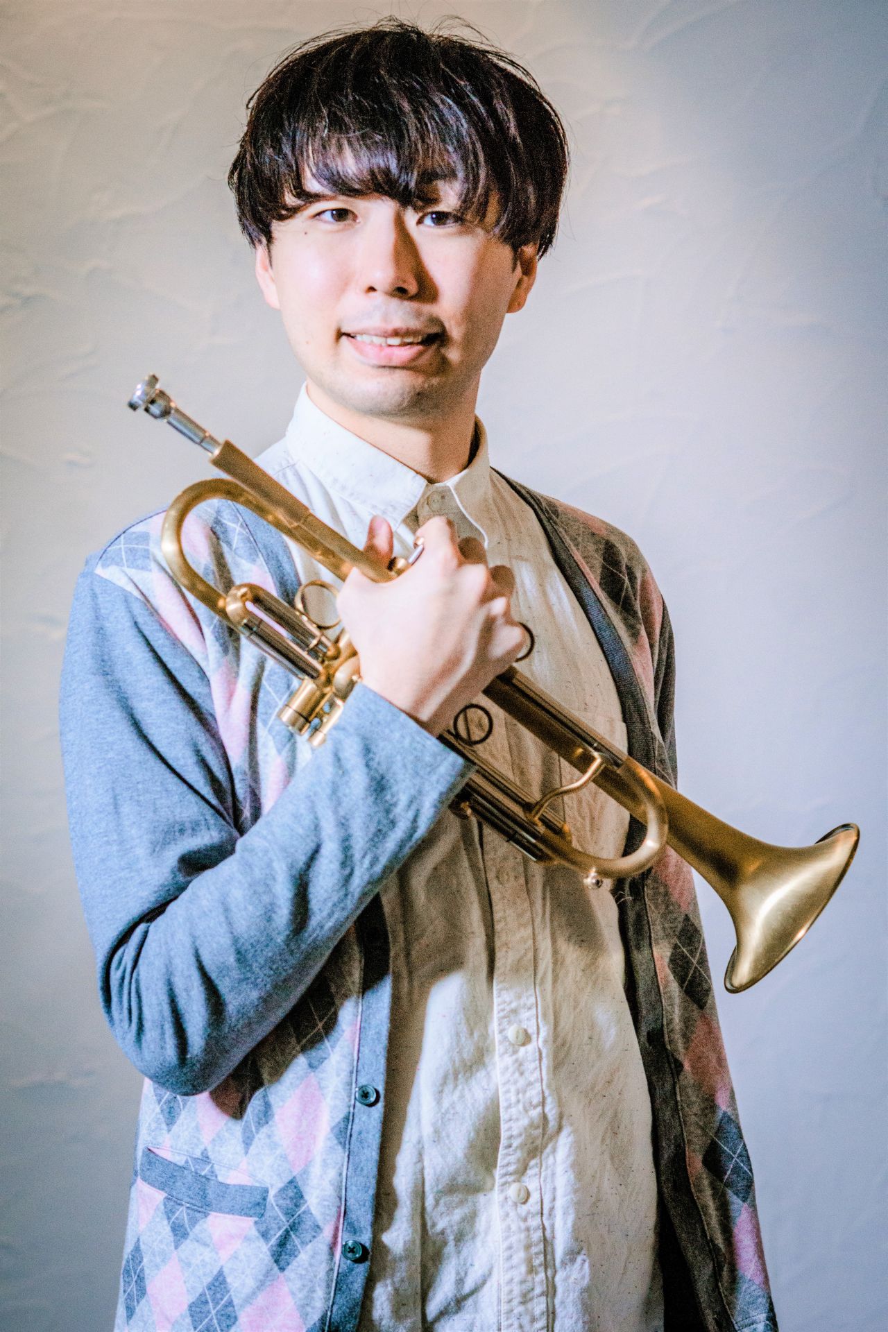 山川　貴史（やまかわ　たかふみ）　担当曜日:月曜日 講師プロフィール洗足学園音楽大学ジャズコース卒業。トランペットを原　朋直氏に師事。現在は都内を中心にアーティストのサポートや、自身のバンドのライブなどで演奏活動中。 山川　貴史先生へインタビュー 指導コースを教えてください。トランペットです。得意と […]