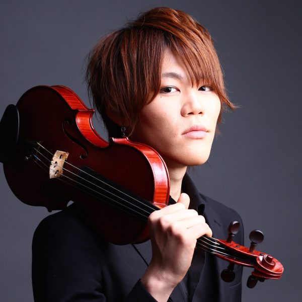 Tao(たお)　開講曜日：火曜日・土曜日<br />
<br />
【プロフィール】<br />
兵庫県神戸市出身。 武蔵野音楽大学演奏学科器楽科卒業。 ヴァイオリンを南出康子、栗原柾子、近藤緑、深山尚久の各氏に師事。  音楽大学在学中より、ヴァイオリニスト、ボーカリスト、コンポーザーとして活動し、路上パフォーマンス等にも精力的に取り組む。 卒業後はユニット、バンドでの活動をメインとしつつ、 ソロ制作、ライブ、レコーディングサポート、サウンドエンジニア、ソロ、室内楽でのクラシックコンサート等、活動の幅を広げている。 クラシックスタイルのアコースティックヴァイオリンでの演奏から、多弦エレクトリックヴァイオリン、機材等を用いたエフェクティブな演奏まで、様々な奏法を使い分ける。<br />
<br />
【メッセージ】<br />
ヴァイオリンは歌う様なメロディ、時にはリズムを刻んだりと様々なアプローチができる楽器ですが、まだまだ難しいイメージが定着しているかもしれません。 しかし今は以前に比べ様々な楽曲でヴァイオリンが使用されており、ヴァイオリンの使い方、どういうアプローチをするのかも人それぞれで、自由です！ 自身のレッスンでは楽しんでいただくのは勿論、気分や環境に合わせ柔軟にご対応いたします。 息抜きに楽器を触り楽しんでいただくのもあり、演奏したい曲に向けひたすらに頑張って進んでゆくのもあり、疲れたら色々お話していただくのもありです！ 関西弁にてお話させていただきます。 一緒に楽しみましょう！