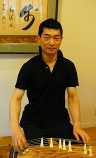 柳澤　カツミ（やなぎさわ　かつみ）　担当曜日:金曜日 講師プロフィール箏本来の音色を追求し、楽器が持つ特性を最大限に活かす演奏活動を目指している。宮田耕八朗氏、吉崎克彦氏に師事・NHK邦楽技能者育成会卒業・中央区古典芸能の会会員（運営委員）・生涯学習音楽指導員（ネットワーク東京幹事）・板橋区三曲連盟 […]
