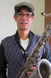 永谷　文吾（ながたに　ぶんご）　担当曜日:土曜日 講師プロフィールバークリー音楽大学卒業。シマムラミュージックで講師活動をする傍ら、自己のグループで都内を中心に演奏活動も行っている。 永谷　文吾先生へインタビュー 指導コースを教えてください。ジャズサックスです。得意とする演奏ジャンルや好きな音楽につ […]