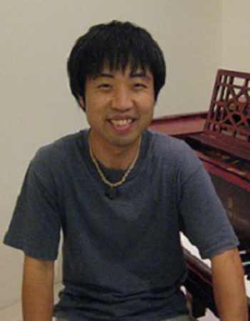 秋田　悟志　（あきた　さとし）　担当曜日:火曜日 講師プロフィールジャズピアニスト、キーボーディスト13歳よりキーボードを始める。大学在学中にジャズに出会いジャズピアノに傾倒、松本全芸氏に師事。現在はライブ、レコーディング等で活動中。 秋田　 悟志先生へインタビュー 指導コースを教えてください。ジャ […]