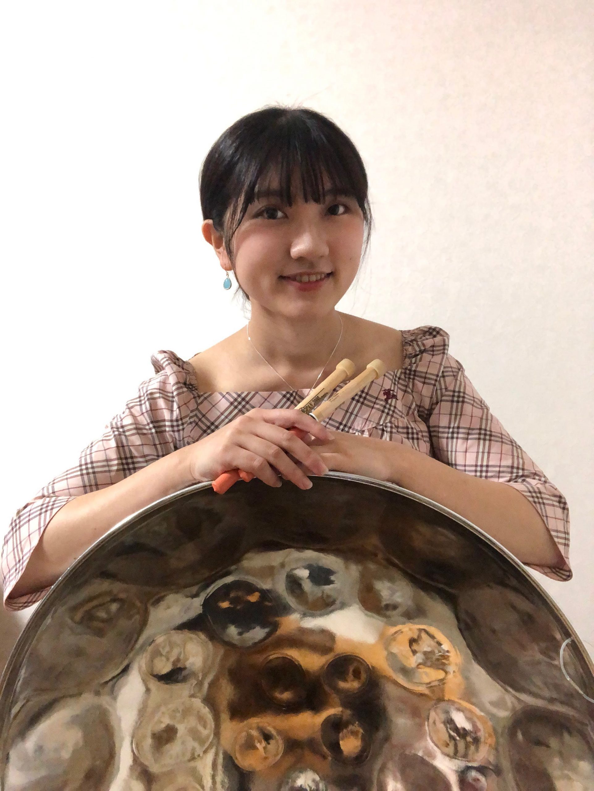 北森　帆乃香(きたもり　ほのか)　担当曜日:月・水曜日 講師プロフィール神奈川県三浦市出身。10歳から吹奏楽部で打楽器を始める。習志野高校に進学し吹奏楽全国大会に出場。その後洗足学園音楽大学でクラシックパーカッションを学ぶ。大学入学時にスティールパンに出会い、独特の音色と迫力ある音楽に魅了される。現 […]