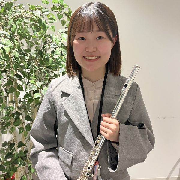フルートインストラクター　<br />
瀬古　茉尋<br />
<br />
桐朋学園大学音楽学部をフルート専攻で卒業。同大学研究生ピッコロ専攻で修了。<br />
第94回横浜新人演奏会に出演、神奈川新聞社賞受賞。<br />
第6回Kフルートコンクール大学生・一般の部優秀賞受賞。<br />
これまでにフルートを神田寛明、梶川真歩、小池郁江の各氏に師事。<br />
Bad Goisern Wind Instrument International Summer Courseに参加。