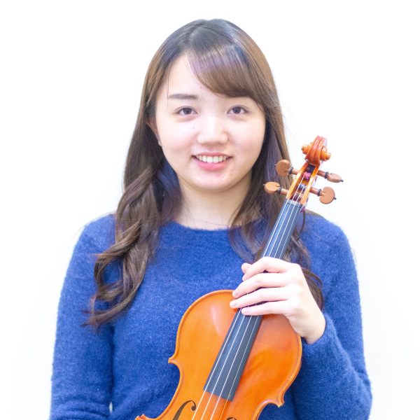 桐朋学園大学音楽科卒業。ヴァイオリンを久保良治、室内楽を磯村和英、鶴園紫磯子、菊地知也、漆原啓子の各氏に師事。2017年ウィーン国立音楽大学のマスタークラスにてコンクールに選出。在学時より、オーケストラや室内楽などで演奏活動中。 お一人おひとりのペースやご要望を大切にレッスンいたします。